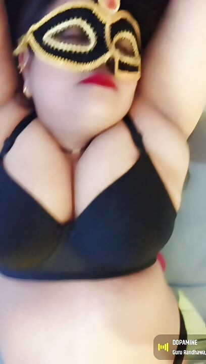 Ateşli evli kadın model Ankita'nın vücut gösterisi çok ateşli