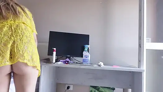 Masayı iç çamaşırı olmadan temizlemek