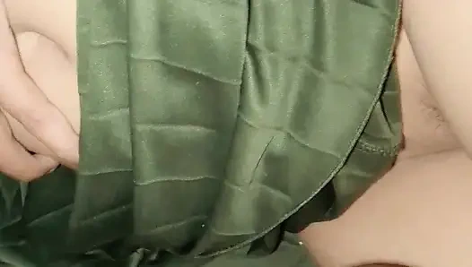 Masöz müşterinin sütünü sıkıyor