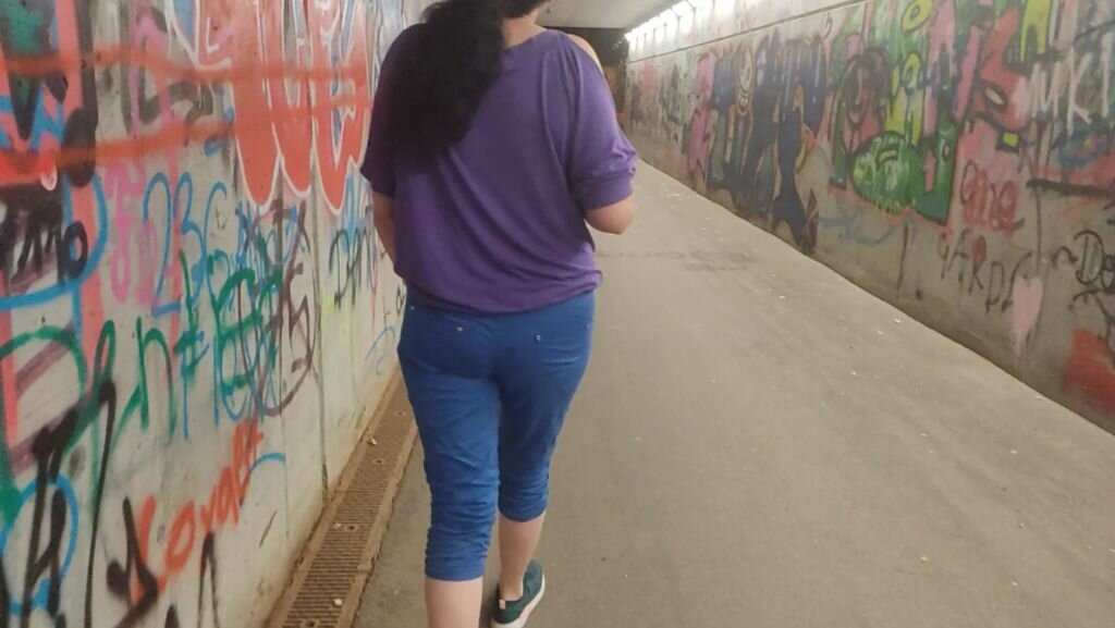 Orta yaşlı seksi fahişe bana sakso çekiyor ve benimle eve boşalıyor
