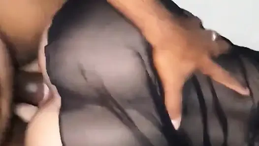 Evli kadın gecelik giyerek bekledi ve direğe girdi