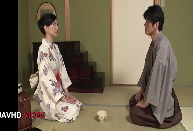 Evli kadın sulu çifte penetrasyonlu seks için genç partnerle sert Asyalı üçlü seks yapmayı seviyor