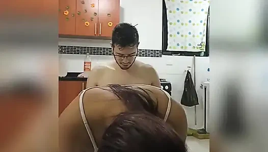 Arkadaşım Miami'den geliyor ve onu seks gluspet ve pikaa6 karşılığında evime alıyorum