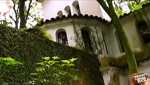 Erkeksi bir adam sikini sarışın hatunlarının götünü dibine kadar itiyor