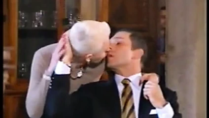 Kısa saç frau'nun garip anı