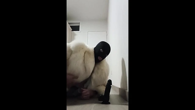 Глубокая глотка шлюшки-сисси и скачка на анальном дилдо