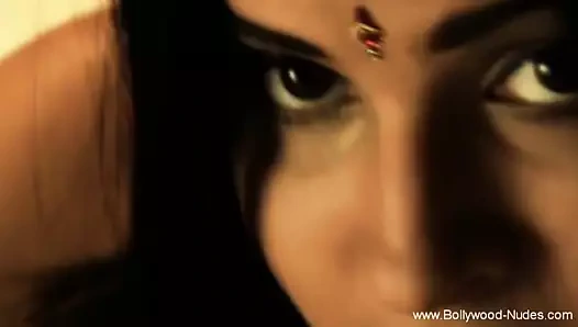 Seksi esmer elini yavaşça göbek dansında dener