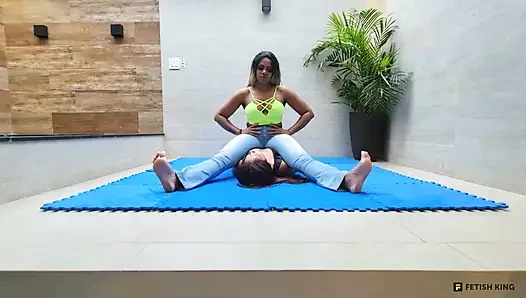 Göğüse oturma - güçlü bacaklar ve kaslar Lebian dövüş kızları