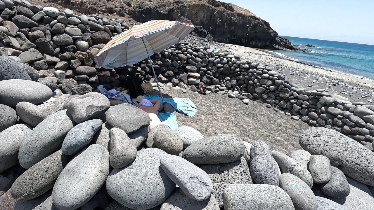 Sahilde Çıplak Bir Kız Gördü Ve Mastürbasyon Yapmaya Başladı