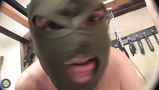 Зрелых шлюх трахнула целая банда