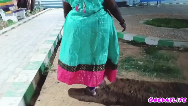 Genç oğlan oyun alanında egzersiz yapan tamil evli kadınla seks yapmaya çalışıyor