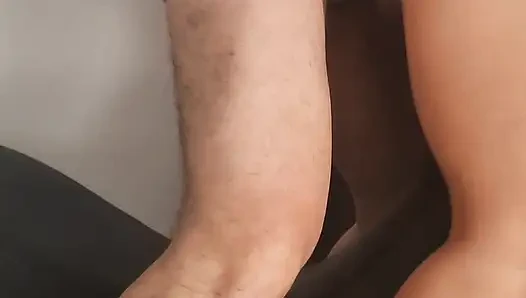 Baldızımı sikiyorum ve neredeyse bizi keşfediyor.  Vajinası fışkırtmalı sütle dolu.