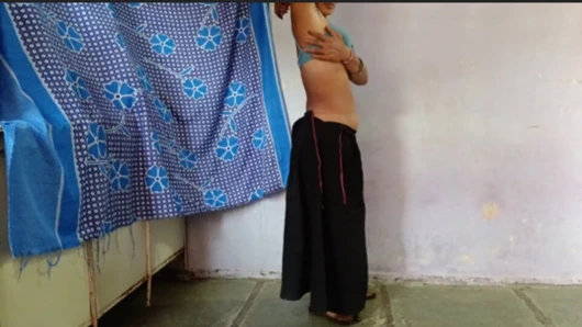 Chudak üvey kız kardeş siyah bir sari açtı ve büyük göğüslerini sutyenle bastırdı ve seks için özlem çekiyordu, bugün üvey kız kardeş wil