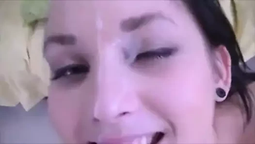 Güzel bir kızın yüzüne boşalmak