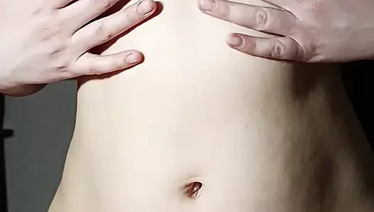 Yarağı ovup sikiştikten sonra sıkı amcığın içine boşalıyor