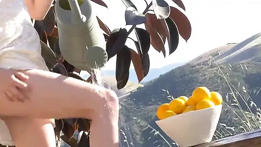 Üniversiteli kız üniversite üniforması içinde mastürbasyon