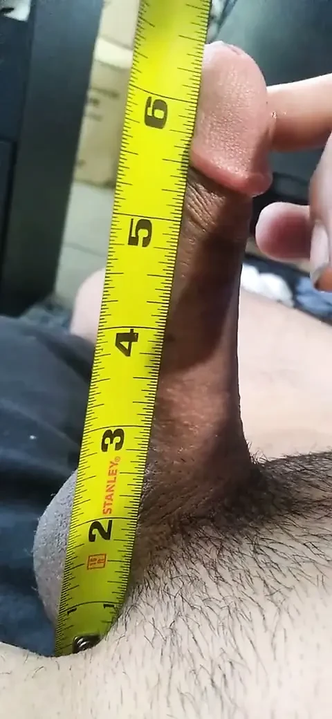 Büyük yarak boşalma ile okşuyor