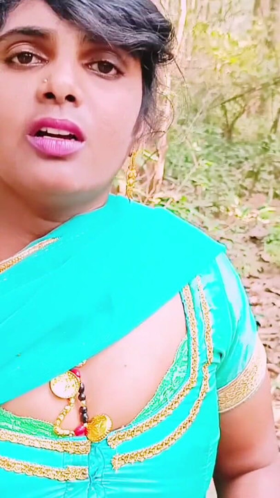Açık havada orman seksi. Hintli evli kadın kocasının küçük yarağını sikiyor. Telugu edepsizce konuşma. | Klip 1