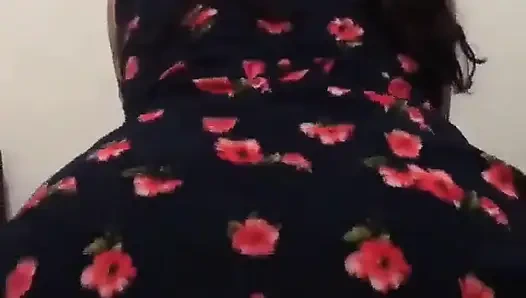 Zengin bir çiçek elbisesi içinde komşuyla