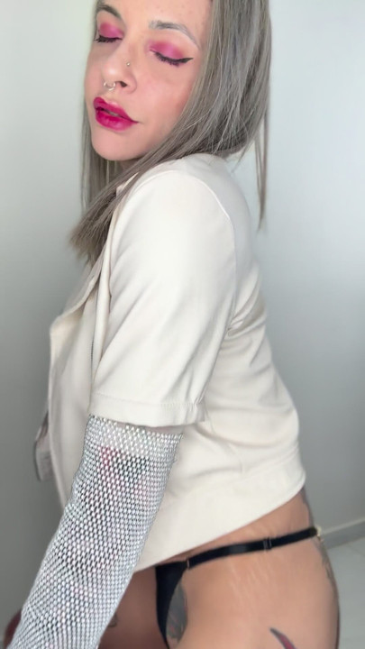 Adını inlediğimde mürekkepli göğsüm artıyor.. 💋