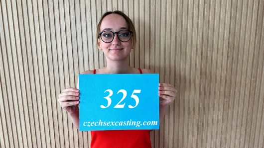 Ateşli dövmeli İspanyol genç kız biraz utangaç görünüyor