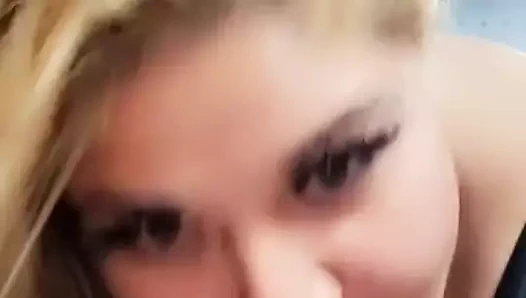 İri güzel kadın götünü sallıyor