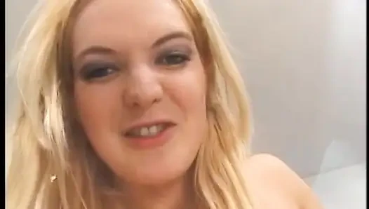 İki seksi sarışın döl içmeden önce götlerini sert siktiriyor ve dölleniyor