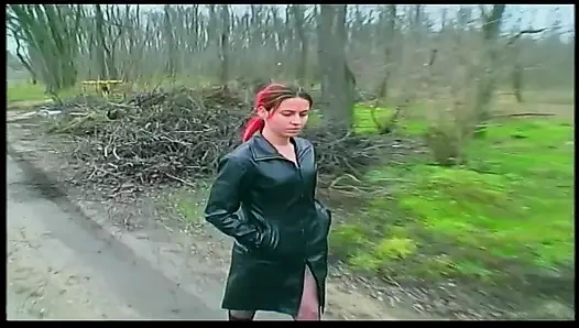 Kızıl saçlı genç kız açık havada işiyor