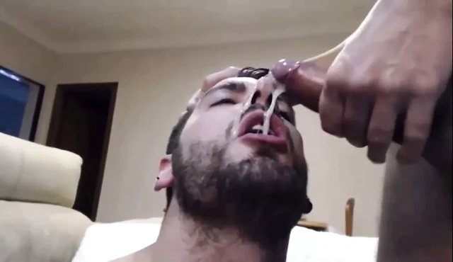 2 толстые порции спермы на его лицо