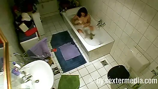 MILF Banyoda Kişisel Hijyen Yapıyor