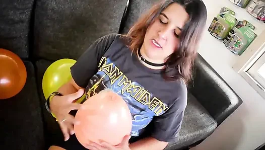 Metal kız partiden önce tüm balonları patlatıyor - bunny looner