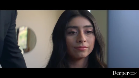 Utangaç ve seksi oyuncu Violet Myers kostümlü giyiniyor