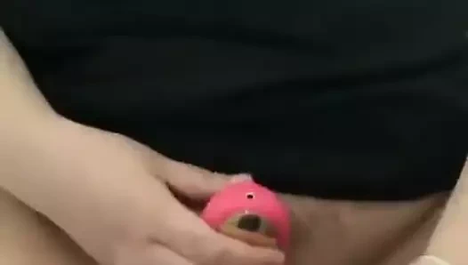 Jen yeni oyuncağını test ediyor