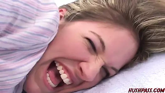 Balon götlü Renee büyük götünü siktiriyor