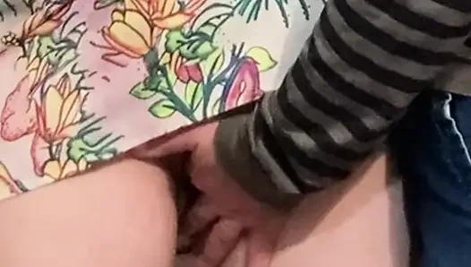 Sapık erkek arkadaş yaşlı bir adamın herkesin içinde kızının amını parmak etmesine izin veriyor