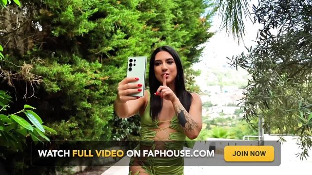 Bir yüzücü fizyoterapistiyle yatıyor