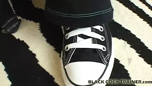 Siyah adamlar tarafından gangbanged alırken izle