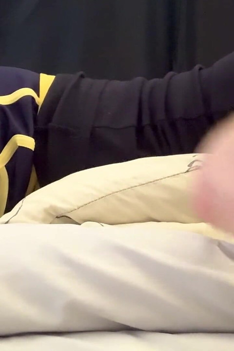 Cspot azıyor ve kulaklarda porno izlerken yüksek sesle orgazm oluyor
