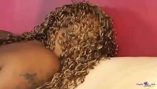 Güzel azgın zenci sürtük iknası sıkı küçük amına büyük zenci yarağı almayı seviyor.