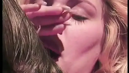 Azgın adam sikini emdirirken seviyor sonra açık havada seksi hatunla sikişiyor