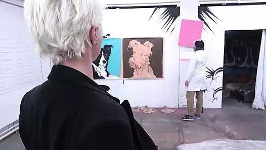 Sevgilim büyük memeli dövmeli Alman fahişe onu alıyor