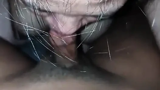 Ateşli olduğu ve ağzına boşalmasına yardım edemediğim için komşularımla takıldım
