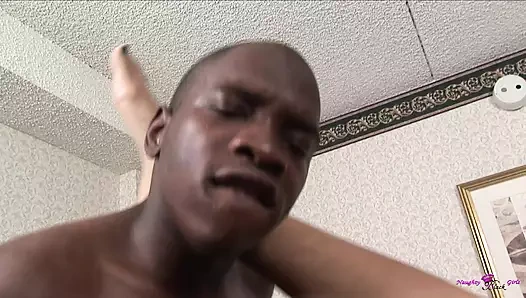 Büyük yarağıyla amını parçalamadan önce siyah kraliçesini yedi