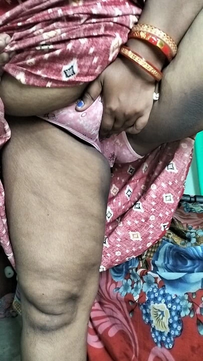 Hintli ev hanımı duştan sonra giyindiğinde gizli seks