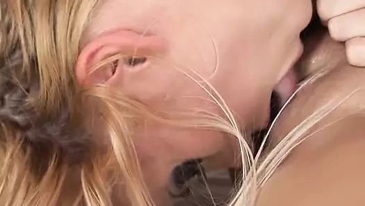 Platin sarışın lezbiyenler çift başlı dildo paylaşıyor