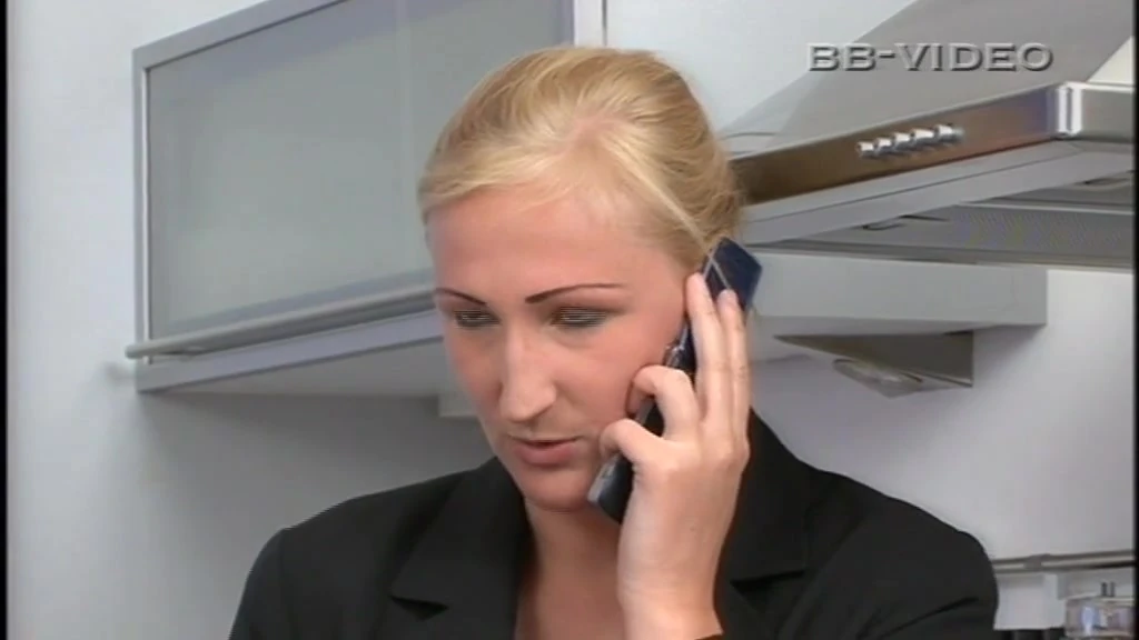 सुनहरे बालों वाली चोदने लायक मम्मी जो यौन कल्पनाओं के लिए खुली है, अपने साथी को चोदने के लिए लुभाती है