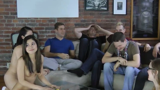 Seksi kızlarla striptiz oyunu sert bir grup sekse dönüşüyor