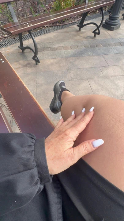 Ateşli üvey anne herkesin içinde bankta seksi bacaklarını gösteriyor