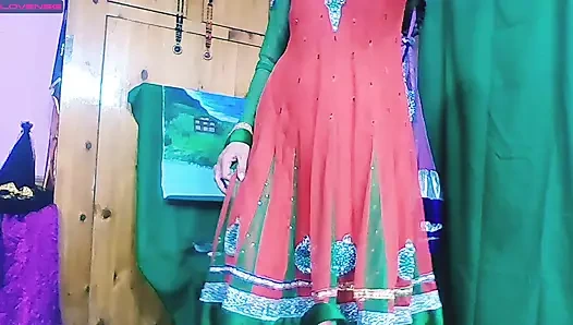 Süper seksi evli kadın kocasına sürpriz yapıyor.