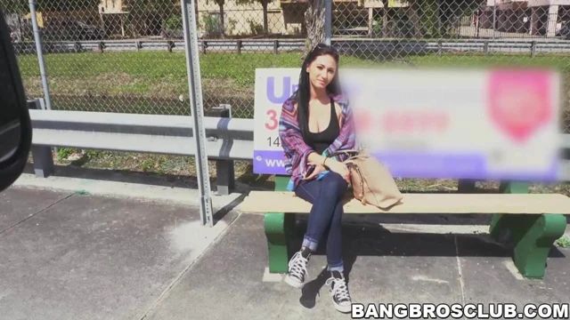 Güzel göğüsleri ve götü olan güzel esmer bir asansöre ihtiyaç duyuyordu
